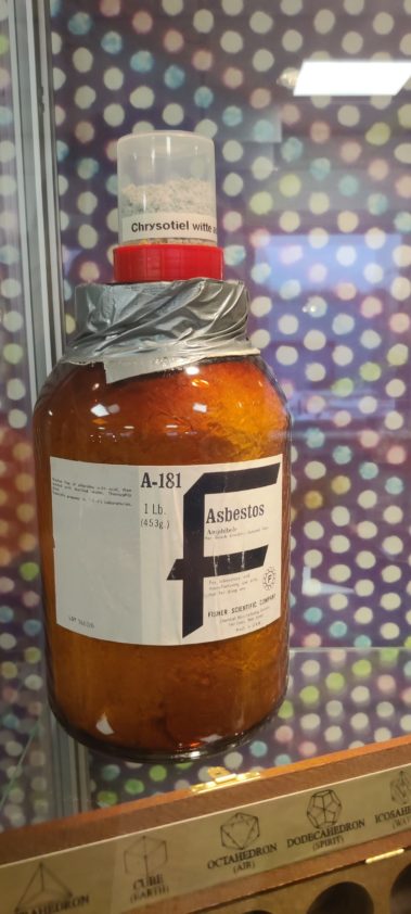 Bote con fibras crisolito de asbestos dentro