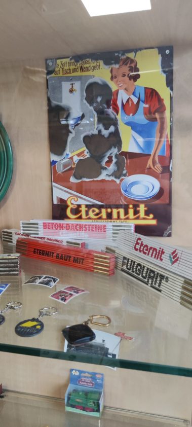 Carteles de Eternit y llaveros con asbestos