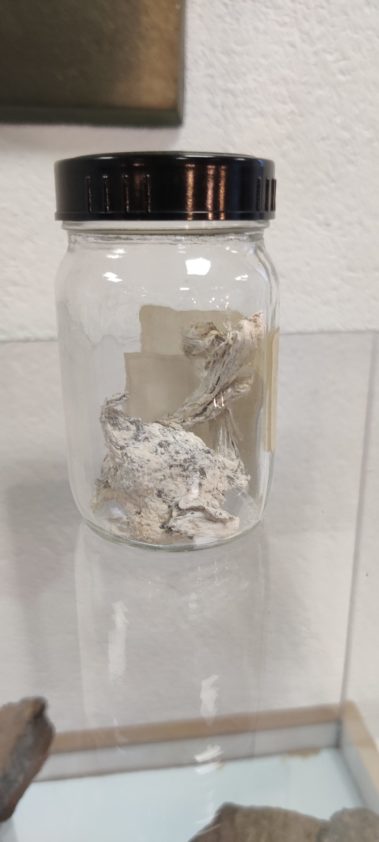 Fibras de asbesto blanco en bote