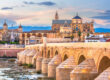 Córdoba, España, en el Puente Romano y la Mezquita-Catedral sobre el río Guadalquivir.