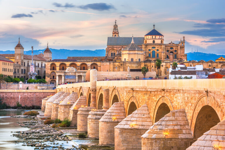 Córdoba, España Córdoba, España, en el Puente Romano y la Mezquita-Catedral sobre el río Guadalquivir.