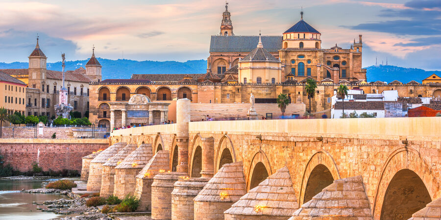 Córdoba, España, en el Puente Romano y la Mezquita-Catedral sobre el río Guadalquivir.