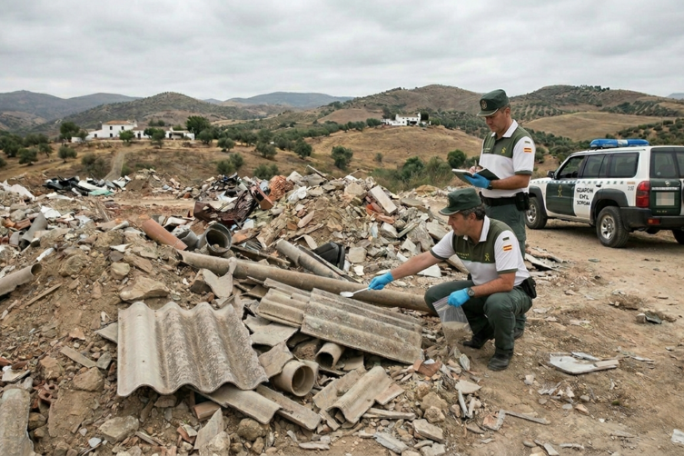 Imagen creada con IA que muestra a dos miembros de la Guardia Civil de Málaga inspeccionando un vertedero ilegal