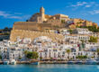 Foto panorámica de la costa de Ibiza, Islas baleares, España.