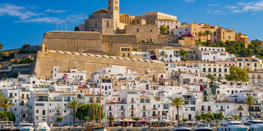 Foto panorámica de la costa de Ibiza, Islas baleares, España.