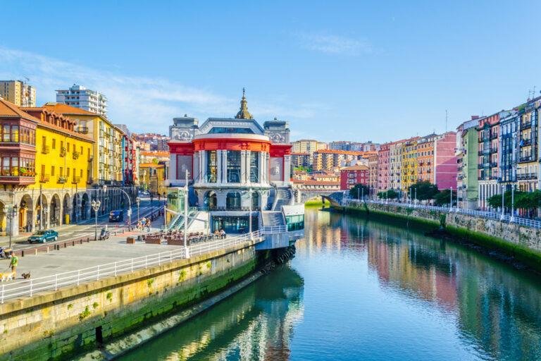 Mercado Ribera en la ciudad española de Bilbao, Vista panorámica de la Ría de Bilbao, en el País Vasco de España.