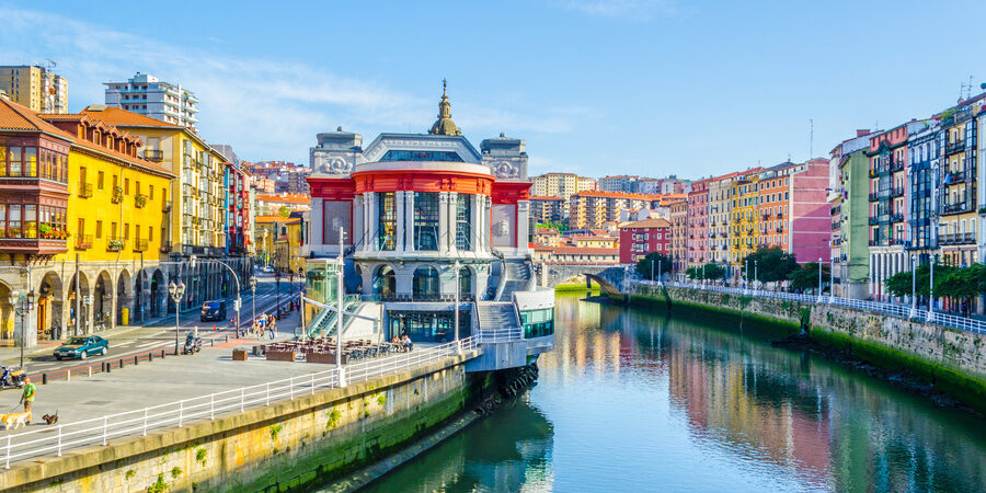 Vista panorámica de la Ría de Bilbao, en el País Vasco de España.
