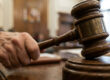 Juez golpea el mazo dictando sentencia