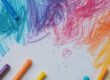 Fondo blanco con dibujos de colores hechos con crayola