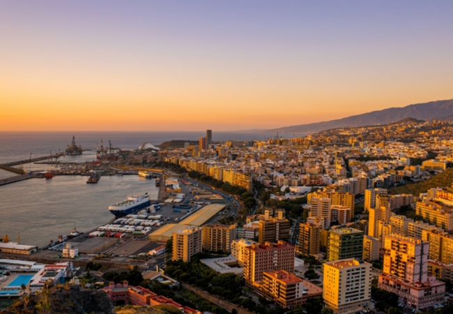 Vista Panorámica de la ciudad de Santa cruz de Tenerife, en Silas Canarias (España), al atardecer.