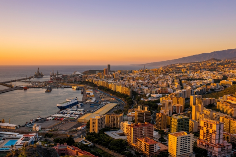 Santa-Cruz-Tenerife-vertedero-amianto Vista Panorámica de la ciudad de Santa cruz de Tenerife, en Silas Canarias (España), al atardecer.
