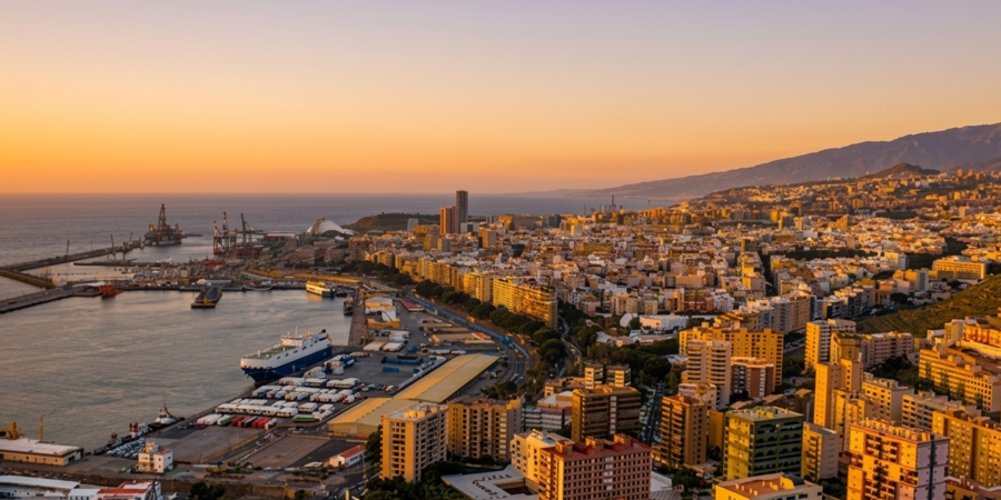 Vista Panorámica de la ciudad de Santa cruz de Tenerife, en Silas Canarias (España), al atardecer.