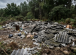 Imagen creada con IA de Placas de uralita abandonadas en un vertedero ilegal de Galicia.