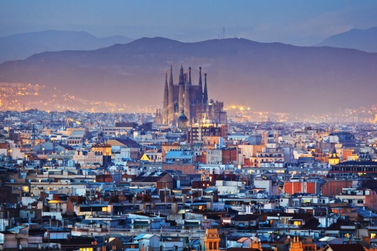 Imagen aérea de Barcelona, capital de la comunidad autónoma de Cataluña, al noreste de España.