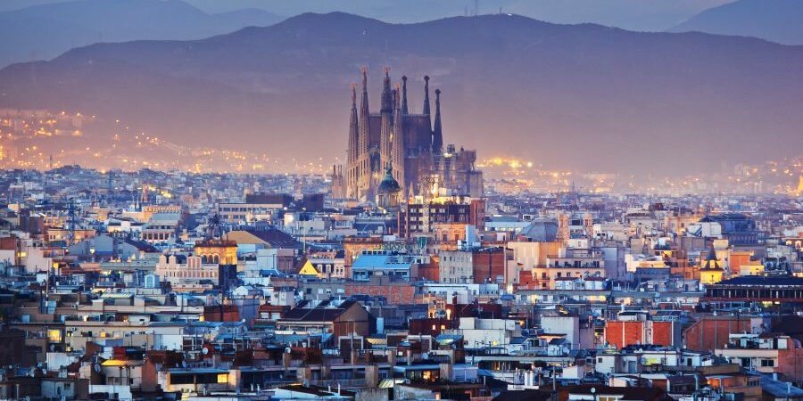 Imagen aérea de Barcelona, capital de la comunidad autónoma de Cataluña, al noreste de España.