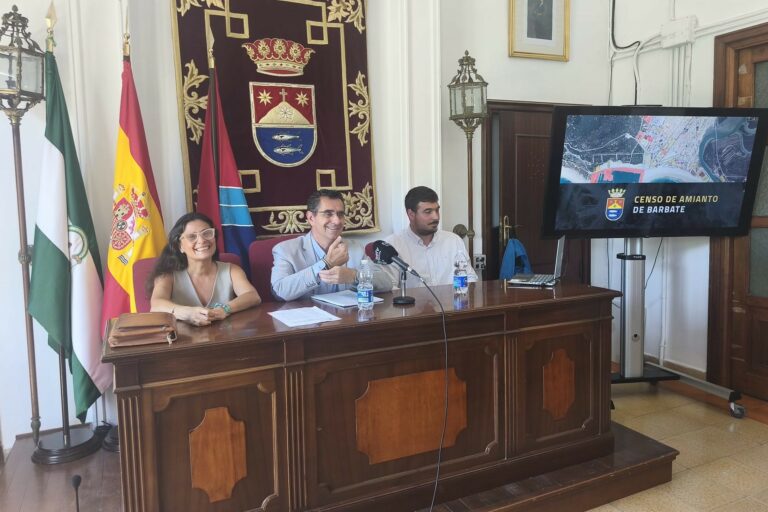 Alcalde de Barbate y Director de la empresa GDA presentan Censo de Amianto en Conferencia de Prensa en este municipio de Cádiz, España