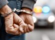 Manos esposadas de un hombre detenido por la policía.