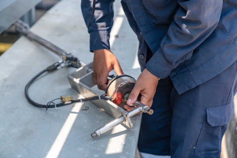 Sampling pipe for sampling air in stack of boiler. Hombre ajusta herramienta para tomar muestra de aire.