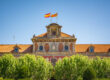 Vista frontal del Parlamento de Cataluña.