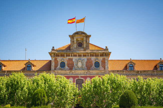 Vista frontal del Parlamento de Cataluña.