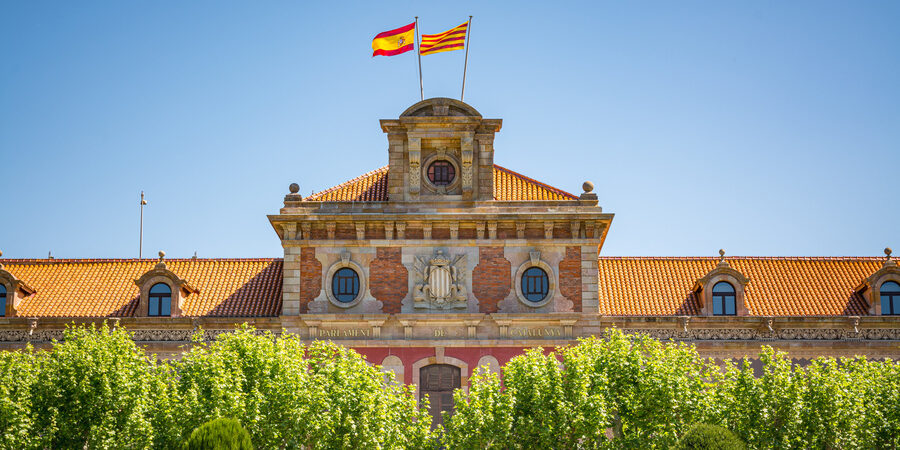 Vista frontal del Parlamento de Cataluña.