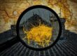 Lupa mostrando fibras de amianto en un tejado de uralita. El fondo muestra un mapa.