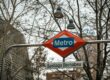 Foto del cartel de entrada de la estación de Santiago Bernabéu del Metro de Madrid.