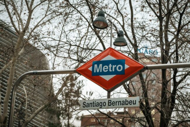 Foto del cartel de entrada de la estación de Santiago Bernabéu del Metro de Madrid.
