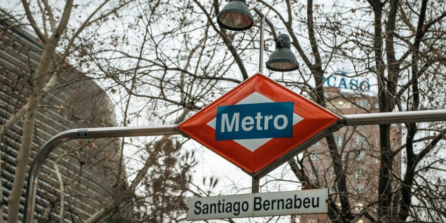 Metro-Madrid-Santiago-Bernabeu Foto del cartel de entrada de la estación de Santiago Bernabéu del Metro de Madrid.