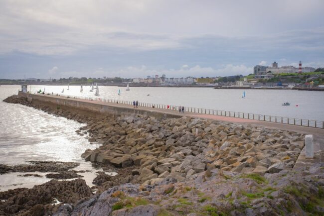 Vista del muelle en la Playa Mount Batten en Plymouth, al suroeste de Inglaterra.