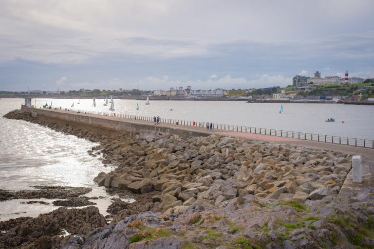 Vista del muelle en la Playa Mount Batten en Plymouth, al suroeste de Inglaterra.