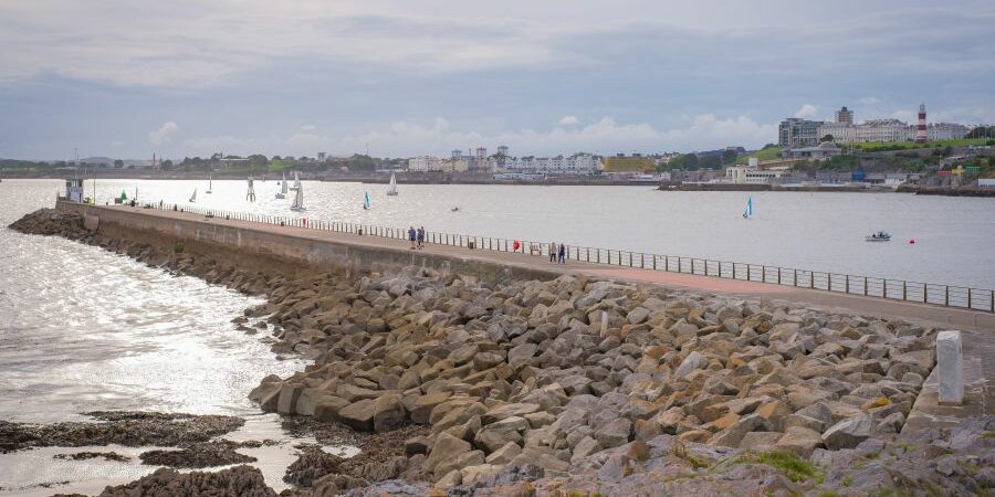 Vista del muelle en la Playa Mount Batten en Plymouth, al suroeste de Inglaterra.