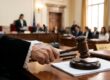 La mano de juez golpeando con el mazo en posición de fallo en un tribunal.