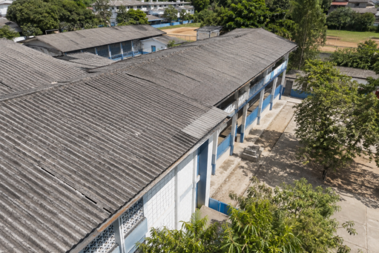 Vista area de una edificación con cubiertas de fibrocemento
