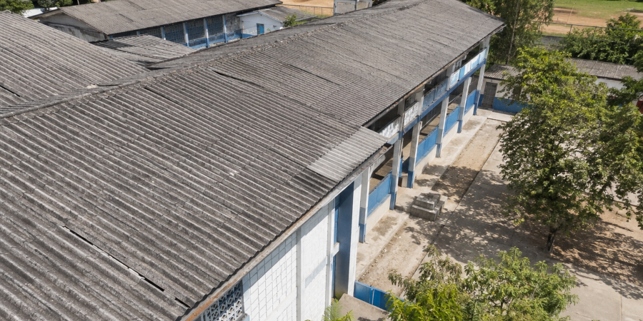 IA-Imagen-colegio-fibrocemento-amianto-asbesto-ok Vista area de una edificación con cubiertas de fibrocemento