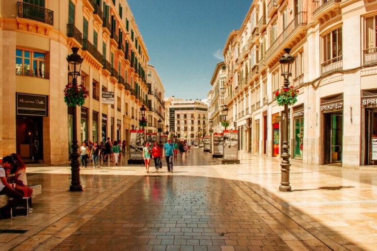 Vista general de la calle Larios en el centro de Málaga, Andalucía, España.