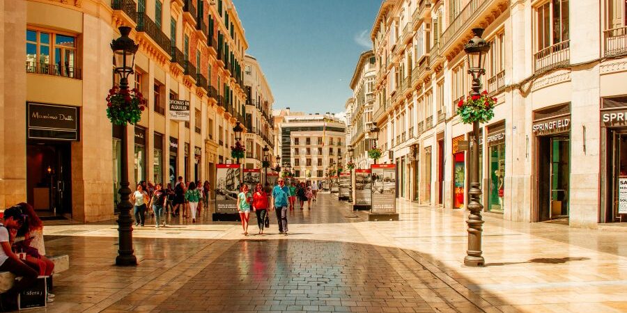 Vista general de la calle Larios en el centro de Málaga, Andalucía, España.