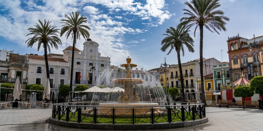 Mérida – Badajoz – Extremadura – España – ok Vista general de la Plaza de España en la ciudad de Mérida, provincia de Badajoz en Extremadura.