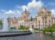 Plaza de Zorrilla de Valladolid. Se ve una fuente de agua, una estatua ecuestre y un edificio antiguo de fondo.