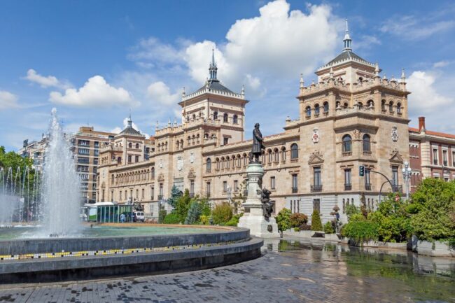 Plaza de Zorrilla de Valladolid. Se ve una fuente de agua, una estatua ecuestre y un edificio antiguo de fondo.
