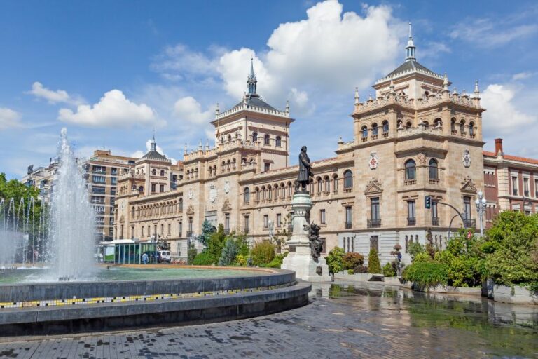 Plaza de Zorrilla de Valladolid. Se ve una fuente de agua, una estatua ecuestre y un edificio antiguo de fondo.