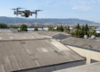 Un drone sobrevuela tejados de uralita.