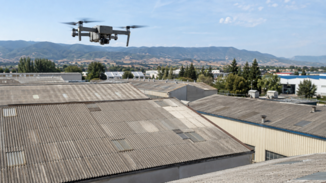 Drone-tejado-uralita-censo-amianto-pk Un drone sobrevuela tejados de uralita.