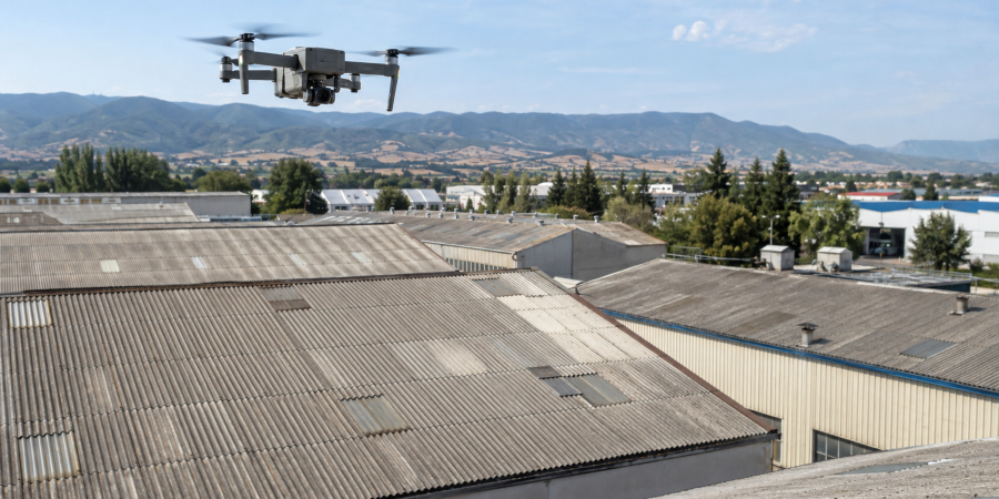 Un drone sobrevuela tejados de uralita.