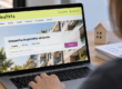 Una persona busca opciones de vivienda en el portal Idealista desde su portátil