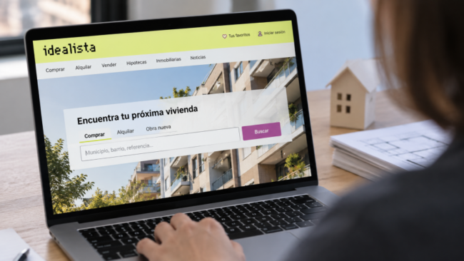 Búsqueda de vivienda en idealista ok Una persona busca opciones de vivienda en el portal Idealista desde su portátil