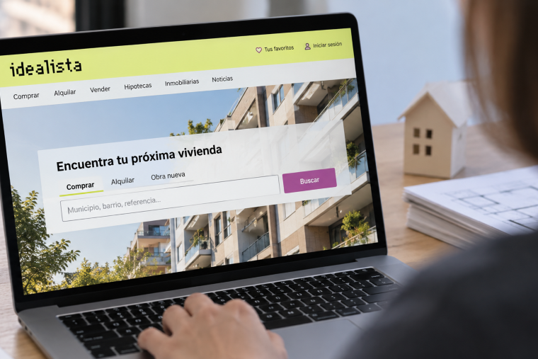 Una persona busca opciones de vivienda en el portal Idealista desde su portátil