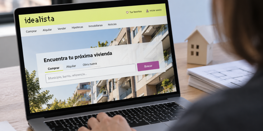 Búsqueda de vivienda en idealista ok Una persona busca opciones de vivienda en el portal Idealista desde su portátil