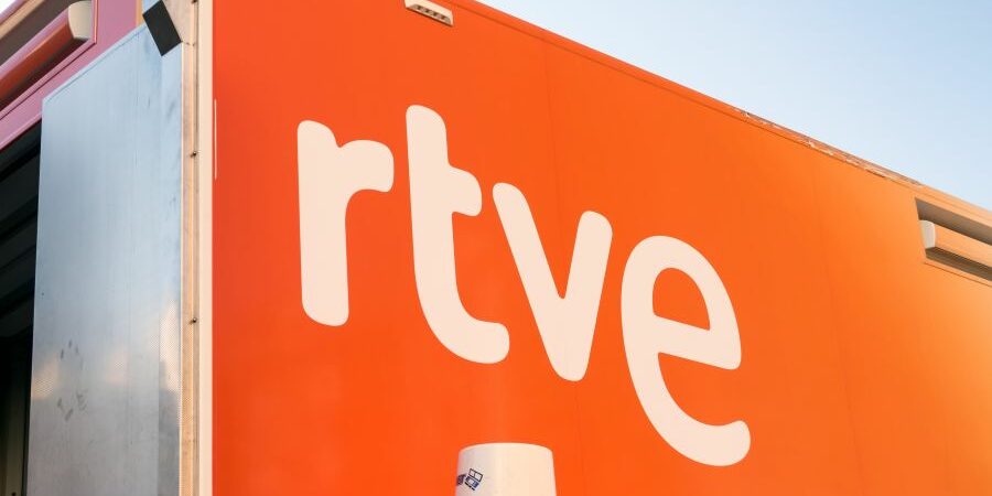 Cartel de RTVE (Radio y Televisión Española) en su sede en Madrid